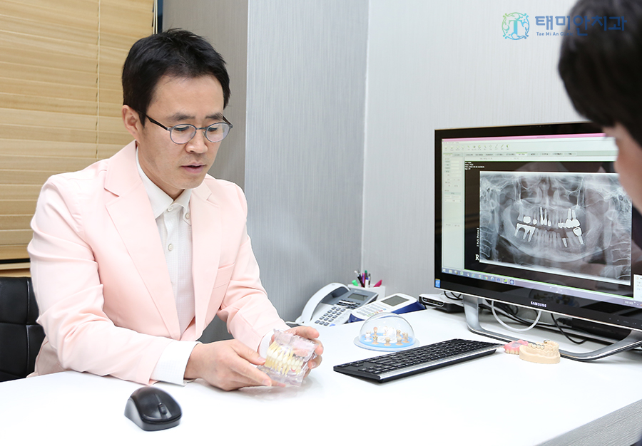 중랑구 태미안치과에서 과잉진료 없는 정직한 진단 결과를 바탕으로 환자의 모니터를 함께 보며 친절하고 투명하게 상담하는 모습