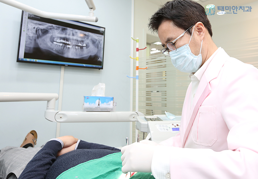 중랑구 턱관절 치과 태미안에서 환자의 구강 구조에 맞춰 제작된 중랑구 턱관절 스플린트 장치를 정밀하게 조정하고 치료를 진행하는 모습