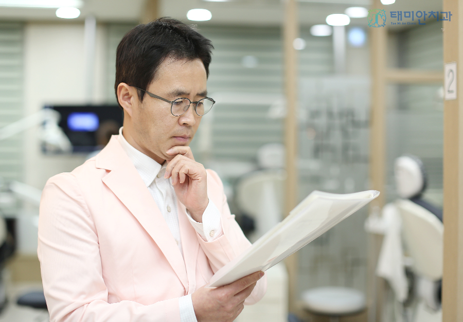 중랑구 턱관절 치과에서 비정상적으로 경직된 턱 근육 완화를 위해 정교하게 턱관절 주사 시술을 시행하는 치과의사